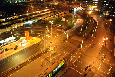 804791 Overzicht van het Stationsplein en een gedeelte van het Smakkelaarsveld te Utrecht, bij avond, met linksboven de ...